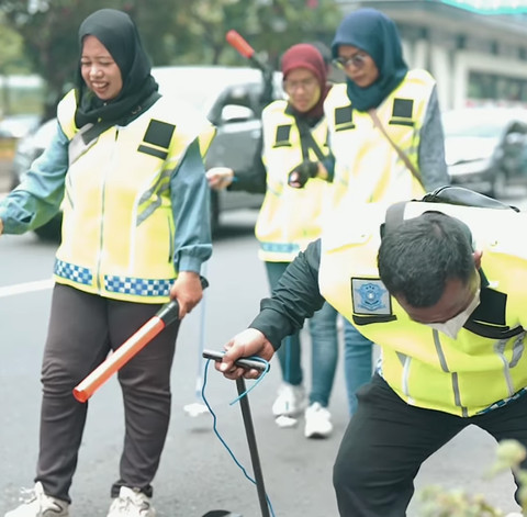 Komunitas menyisir ranjau paku dengan magnet di rute perjalanan Paus Fransiskus di Jakarta, Selasa (3/8/2024) Foto: Twitter/ @TMCPoldaMetro