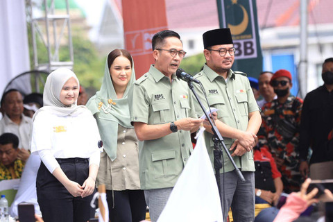 Pasangan bakal calon wali kota dan wakil wali kota Ratu Dewa-Prima Salam saat berbicara di depan relawan dan simpatisan. (ist)