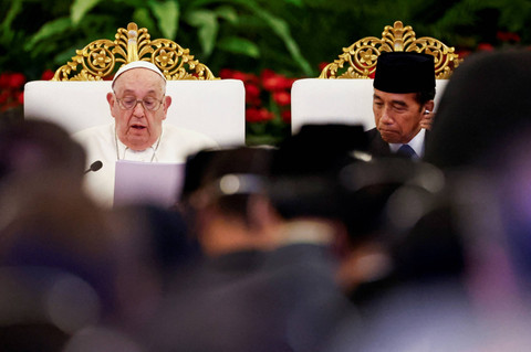 Paus Fransiskus didampingi Presiden Jokowi menyampaikan pidato saat melakukan pertemuan dalam kunjungannya ke Indonesia di Istana Kepresidenan, Jakarta, Rabu (4/9/2024). Foto: Willy Kurniawan/REUTERS