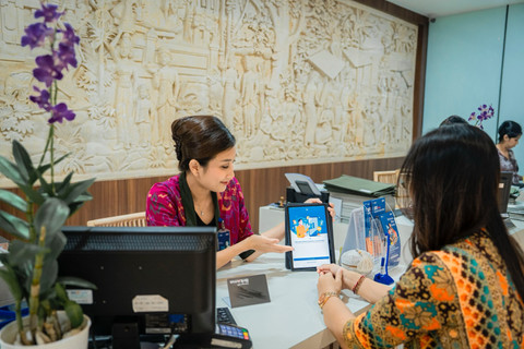 Seorang nasabah saat dilayani petugas BRI. Foto: Dok. BRI