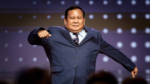 Menteri Pertahanan Indonesia dan presiden terpilih Prabowo Subianto turun dari panggung saat kongres Partai NasDem di Jakarta pada 27 Agustus 2024. Foto: Yasuyoshi CHIBA / AFP