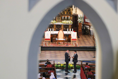 Petugas keamanan berjaga sebelum audiensi umum Paus Fransiskus di Gereja Katedral, Jakarta, Rabu (4/9/2024). Foto: Iqbal Firdaus/kumparan