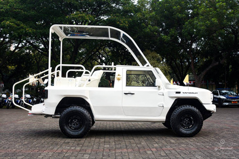 Wujud pope mobile Pindad Maung MV3 Tangguh yang akan digunakan Paus Fransiskus saat misa akbar di Stadion Gelora Bung Karno. Foto: Pindad