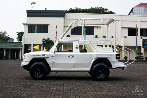 Wujud pope mobile Pindad Maung MV3 Tangguh yang akan digunakan Paus Fransiskus saat misa akbar di Stadion Gelora Bung Karno. Foto: Pindad