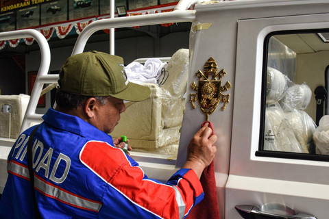 Wujud pope mobile Pindad Maung MV3 Tangguh yang akan digunakan Paus Fransiskus saat misa akbar di Stadion Gelora Bung Karno. Foto: Pindad