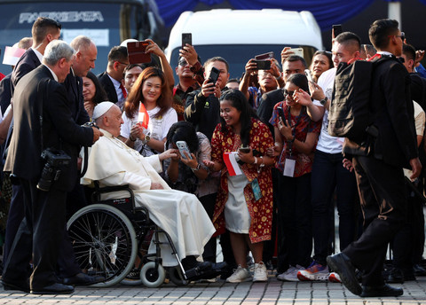 Paus Fransiskus menyapa para jemaat saat tiba di Gereja Katedral, Jakarta, Rabu (4/9/2024). Foto: Guglielmo Mangiapane/REUTERS