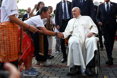Paus Fransiskus menyapa para jemaat saat tiba di Gereja Katedral, Jakarta, Rabu (4/9/2024). Foto: Guglielmo Mangiapane/REUTERS