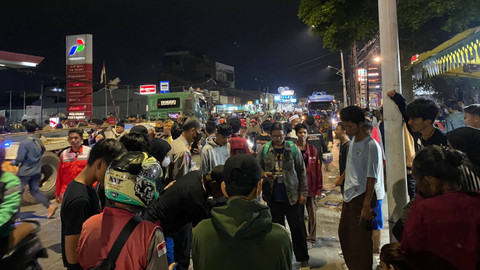 Serpihan kendaraan hingga rambut dan kacamata diduga milik korban kecelakaan truk Pertamina tergeletak di Jalan Raya Plumpang, Jakarta Utara pada Rabu (4/9). Foto: Abid Raihan/kumparan
