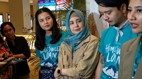 Risty Tagor (kedua kiri) usai hadiri perilisan trailer dan poster official film Home Sweet Loan. Foto: Aprilandika Pratama/kumparan
