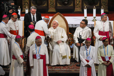 Pemimpin Takhta Suci Vatikan Sri Paus Fransiskus saat melakukan pertemuan dengan uskup, imam, diakon, orang yang membaktikan diri, seminaris, dan katekis di Gereja Katedral, Jakarta, Rabu (4/9/2024). Foto: Iqbal Firdaus/kumparan