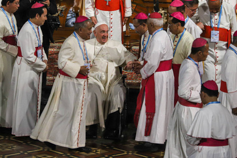 Pemimpin Takhta Suci Vatikan Sri Paus Fransiskus saat melakukan pertemuan dengan uskup, imam, diakon, orang yang membaktikan diri, seminaris, dan katekis di Gereja Katedral, Jakarta, Rabu (4/9/2024). Foto: Iqbal Firdaus/kumparan