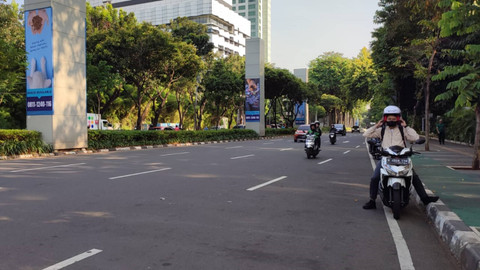 Suasana di sekitar GBK masih lengang jelang Misa Agung Paus Fransiskus. Foto: Rachmadi Rasyad/kumparan