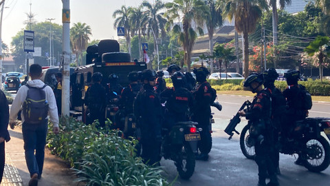 Brimob berjaga di sekitar Kantor KWI jelang kedatangan Paus Fransiskus, Kamis (5/9). Foto: Alya Nurfakhira Zahra/kumparan