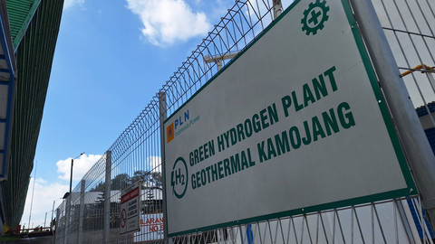 Proses produksi Green Hydrogen yang dihasilkan dari air kondensasi kegiatan produksi listrik yang dilakukan di PLTP Kamojang, Bandung, Jawa Barat.  Foto: Argya Maheswara/kumparan