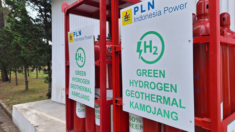 Proses produksi Green Hydrogen yang dihasilkan dari air kondensasi kegiatan produksi listrik yang dilakukan di PLTP Kamojang, Bandung, Jawa Barat.  Foto: Argya Maheswara/kumparan