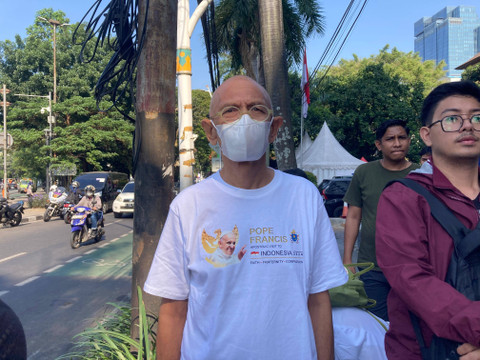 Warga yang menggunakan baju bergambar Paus Fransiskus.  Foto: Alya Nurfakhira Zahra/kumparan