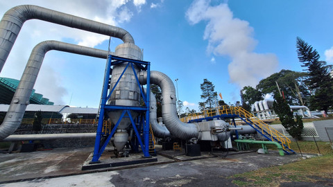 Proses produksi Green Hydrogen yang dihasilkan dari air kondensasi kegiatan produksi listrik yang dilakukan di PLTP Kamojang, Bandung, Jawa Barat.  Foto: Argya Maheswara/kumparan