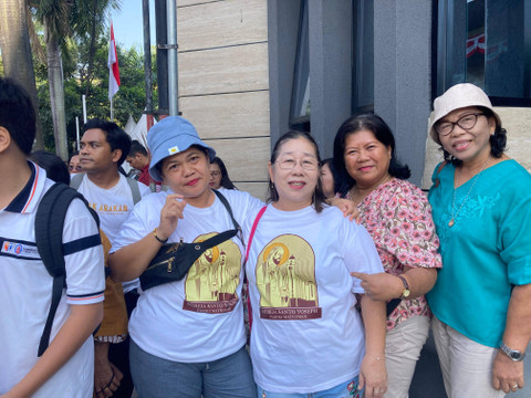 Jemaat dari Gereja Santo Yoseph Paroki Matraman terlihat hadir menunggu kedatangan Paus Fransiskus, Jakarta Pusat, Kamis (5/9). Foto: Alya Zahra/Kumparan