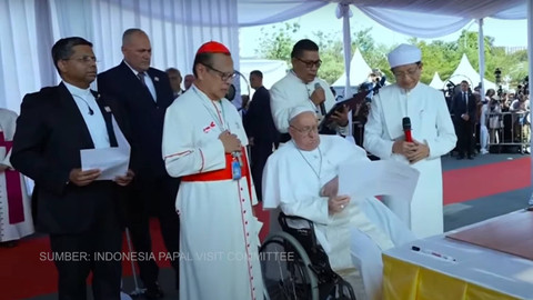 Paus Fransiskus disambut oleh Imam Besar Masjid Nazaruddin Umar dan Kardinal Ignasius Suharyo di Masjid Istiqlal, Kamis (5/9/2024). Foto: Youtube/Komsos KWI