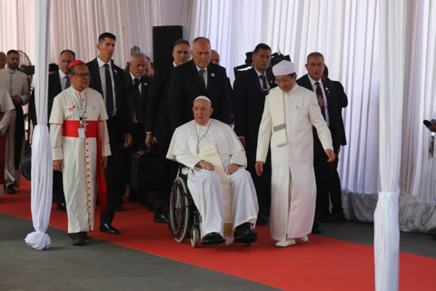 Pemimpin Takhta Suci Vatikan Paus Fransiskus disambut oleh Imam Besar Masjid Nazaruddin Umar dan Kardinal Ignasius Suharyo saat tiba di Masjid Istiqlal, Kamis (5/9/2024). Foto: Iqbal Firdaus/kumparan