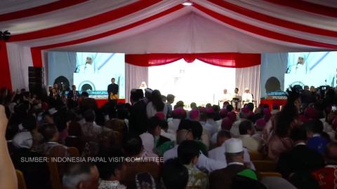 Kayla Nur Sahwa membacakan Al Quran saat penyambutan kedatangan Paus Fransiskus di Masjid Istiqlal, Jakarta, Kamis (5/9/2024).    Foto: Youtube/Komsos KWI