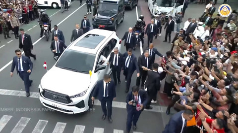 Pemimpin Takhta Suci Vatikan Paus Fransiskus berada di dalam kendaraan Innova Zenix saat meninggalkan masjid Istiqlal usai menghadiri deklarasi di Masjid Istiqlal, Jakarta, Kamis (5/9/2024). Foto: Youtube/ Komsos KWI