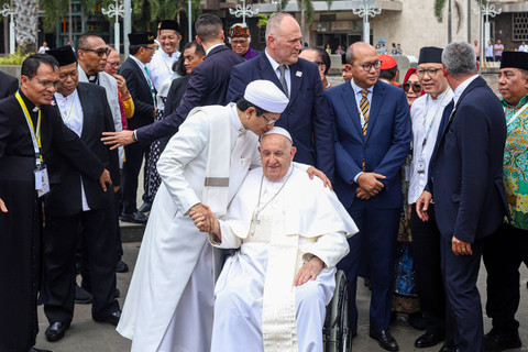 Imam Besar Masjid Istiqlal Nasaruddin Umar mencium kening Pemimpin Takhta Suci Vatikan Paus Fransiskus saat berkunjung di Masjid Istiqlal, Jakarta, Kamis (5/9/2024). Foto: Iqbal Firdaus/kumparan