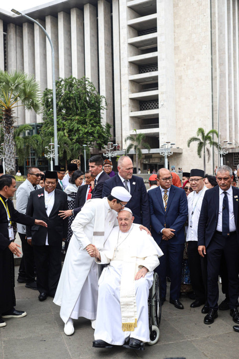 Imam Besar Masjid Istiqlal Nasaruddin Umar mencium kening Pemimpin Takhta Suci Vatikan Paus Fransiskus saat berkunjung di Masjid Istiqlal, Jakarta, Kamis (5/9/2024). Foto: Iqbal Firdaus/kumparan