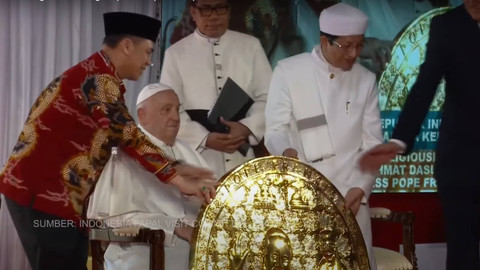 Pemimpin Takhta Suci Vatikan Paus Fransiskus mendapat cindera mata yang disaksikan langsung oleh Imam Besar Masjid Istiqlal Nasaruddin Umar di Masjid Istiqlal, Jakarta, Kamis (5/9/2024). Foto: Youtube/ Komsos KWI