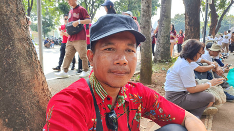 Warga asal Lampung, Antonius Sukismadi (53), akan mengikuti misa akbar bersama Paus Fransiskus di GBK, Jakarta Pusat, Kamis (5/9).  Foto: Jonathan Devin/kumparan