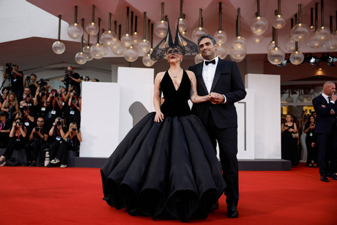 Michael Polansky dan Lady Gaga berpose di karpet merah saat kedatangan pemutaran film "Joker: Folie a Deux", dalam kompetisi, di Festival Film Venesia ke-81, Venesia, Italia, 4 September 2024. Foto: REUTERS/Louisa Goulimaki