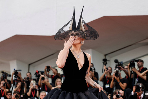 Lady Gaga berpose di karpet merah saat kedatangan pemutaran film "Joker: Folie a Deux," dalam kompetisi, di Festival Film Venesia ke-81, Venesia, Italia, 4 September 2024. Foto: REUTERS/Louisa Gouliamaki
