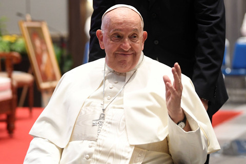 Pemimpin umat Katolik dunia yang juga Kepala Negara Vatikan Paus Fransiskus melambaikan tangan saat tiba di Kantor Konferensi Waligereja Indonesia (KWI), di Menteng, Jakarta, Kamis (5/9/2024). Foto: Akbar Nugroho Gumay/ANTARA FOTO