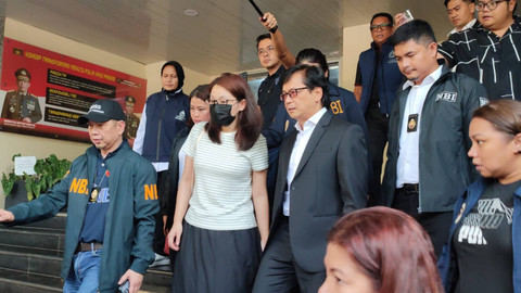 Mantan Wali Kota Bamban Alice Guo, (kedua kiri) berjalan keluar saat hendak di deportasi ke Filipina di Gedung Ditreskrimum Polda Metro Jaya, Jakarta, Kamis (5/9/2024).  Foto: Rachmadi Rasyad/kumparan