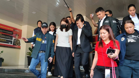 Mantan Wali Kota Bamban Alice Guo, (kedua kiri) berjalan keluar saat hendak di deportasi ke Filipina di Gedung Ditreskrimum Polda Metro Jaya, Jakarta, Kamis (5/9/2024). Foto: Rachmadi Rasyad/kumparan