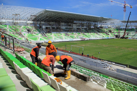 Sejumlah pekerja menyelesaikan proyek pembangunan Stadion Utama Sumatera Utara yang akan digunakan untuk PON XXI Aceh-Sumut di Desa Sena, Kabupaten Deli Serdang, Sumatera Utara, Kamis (5/9/2024). Foto: Yudi Manar/Antara Foto