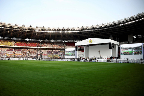Umat Katolik memenuhi tribun untuk mengikuti Misa Agung di Stadion Utama Gelora Bung Karno (GBK) Senayan, Jakarta, Kamis (5/9/2024). Foto: Guglielmo Mangiapane/REUTERS