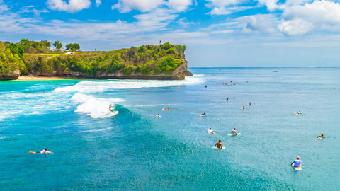 Surfing di Pantai Suluban. Foto: Shutterstock