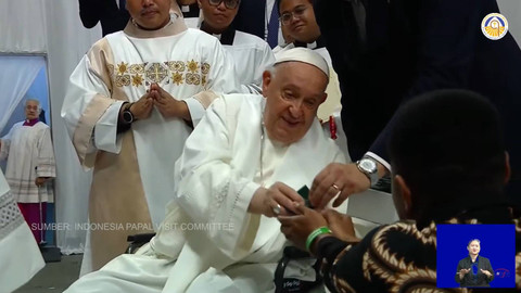 Paus Fransiskus membagikan rosario usai memimpin Misa Agung di Stadion Gelora Bung Karno, Jakarta, Kamis (5/9/2024). Foto: Youtube