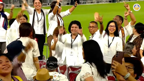 Umat Katolik usai mengikuti Misa Agung di Stadion Gelora Bung Karno, Jakarta, Kamis (5/9/2024). Foto: Youtube/Komsos KWI