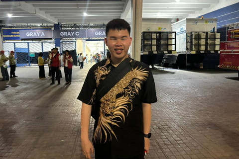 Bernadus Dustin, lektor tunanetra yang bacakan sabda lewat braile saat Misa Agung di Stadion Gelora Bung Karno, Jakarta, Kamis (5/9/2024). Foto: Priscilla Brenda/kumparan