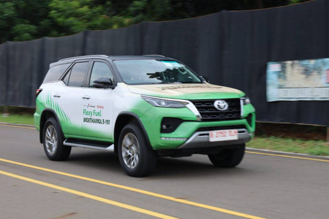PT Toyota Motor Manufacturing Indonesia (TMMIN) peragakan mobil berbahan bakar bioetanol. Foto: Aditya Pratama Niagara/kumparan