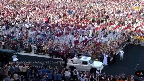 Paus Fransiskus menaiki pope mobile atau kendaraan Maung saat tiba untuk memimpin Misa Agung di Komplek Stadion Gelora Bung Karno, Jakarta, Kamis (5/9).  Foto: Dok. Istimewa