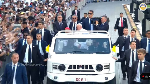 Paus Fransiskus menaiki popemobile saat tiba untuk memimpin Misa Agung di GBK, Jakarta, Kamis (5/9).  Foto: Dok. Istimewa