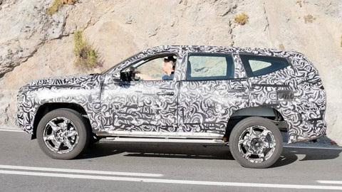 Sebuah mobil tertutup kamuflase disinyalir sebagai calon Mitsubishi Pajero Sport terbaru. Foto: Motor.es