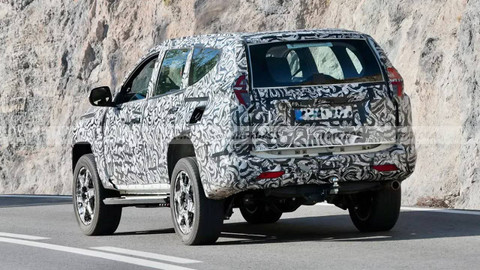 Sebuah mobil tertutup kamuflase disinyalir sebagai calon Mitsubishi Pajero Sport terbaru. Foto: Motor.es