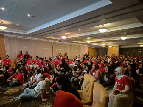 Kelompok suporter Garuda Qatar nonton bareng Timnas Indonesia vs Arab Saudi di Doha pada 5 September 2024 waktu setempat. Foto: Instagram/@garuda.qatar