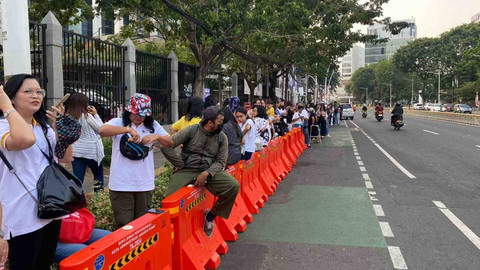 Warga masih antusias di depan Kedutaan Besar Vatikan, Jakarta Pusat untuk melepas kepergian Paus Fransiskus dari Indonesia pada Jumat (6/9).  Foto: Abid Raihan/kumparan
