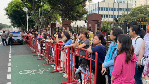 Warga masih antusias di depan Kedutaan Besar Vatikan, Jakarta Pusat untuk melepas kepergian Paus Fransiskus dari Indonesia pada Jumat (6/9). Foto: Abid Raihan/kumparan