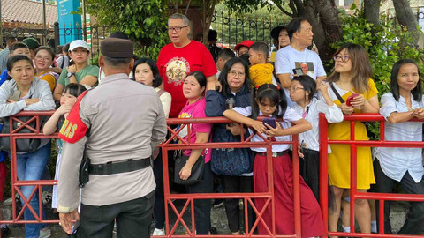 Warga antusias di depan Kedutaan Besar Vatikan untuk melepas kepergian Paus Fransiskus dari Indonesia pada Jumat (6/9). Foto: Abid Raihan/kumparan